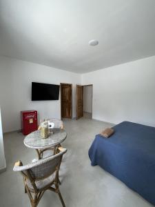 ein Schlafzimmer mit einem Bett, einem Tisch und einem Fernseher in der Unterkunft La Playita Casa de Playa con Piscina Jacuzzi y Acesso directo al Mar in Los Córdobas + 38 Fotos