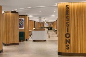 un restaurant avec des murs en bois et une table et des chaises dans l'établissement Hard Rock Hotel London Ontario, à London 117 autres photos