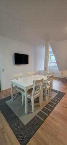 a dining room with a white table and chairs at Wohnung für Monteure und beruflich Reisende in Petershagen