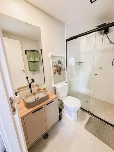 um banheiro com pia, vaso sanitário e chuveiro em !Novinho! Apê Elamor - Brooklin - SP em São Paulo