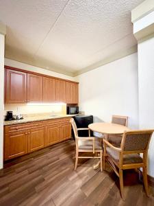 Kuchyň nebo kuchyňský kout v ubytování Waterloo Suites Hotel, Trademark Collection by Wyndham