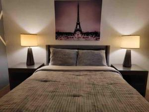 Un dormitorio con una cama con dos lámparas a ambos lados. en La marquesina guess home, en Loiza