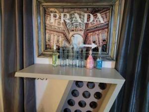 un bar con un cuadro de arapaho en La marquesina guess home, en Loiza