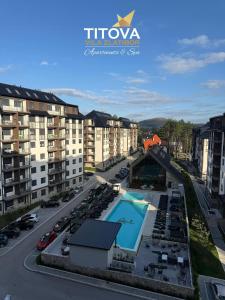 vue aérienne d'un complexe d'appartements avec piscine dans l'établissement Royal apartman Zlatibor, à Palisat