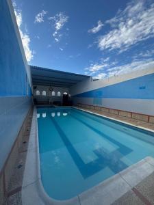 a swimming pool on the side of a building at Hostel Flandes tu sitio in Flandes
