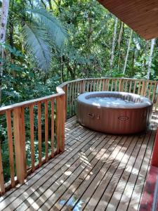 a hot tub sitting on a wooden deck at Canto da Cachoeira relaxe ao som das águas in Tijucas
