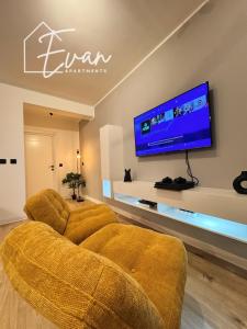a living room with a couch and a flat screen tv at Luxury Park View Apartment by Evan Apartments in Şelimbăr