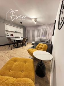 a living room with two chairs and a table at Luxury Park View Apartment by Evan Apartments in Şelimbăr