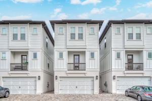 zdjęcie budynku z dwoma garażami w obiekcie Sandy Toes by 30A Escapes w mieście Rosemary Beach