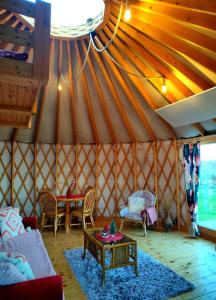 a room with a table in a yurt at Glamping Niebiańska Osada Jurty Dolnośląskie & SPA in Polanica-Zdrój