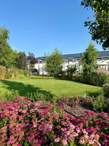 a garden with flowers in front of a building at Villa Botanica in Odargowo