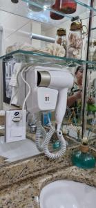 um secador de cabelo branco sentado em cima de um balcão em Lapinha 40 Graus Studio no Rio de Janeiro