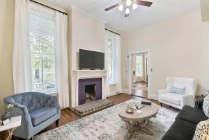 salon z kominkiem i telewizorem w obiekcie Charlton On Lafayette w mieście Savannah