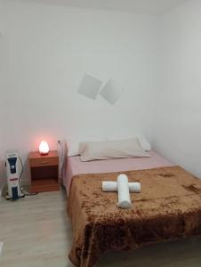 a bedroom with a bed with two paper rolls on it at Alojamiento K&A in Torrent