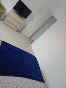 a room with a blue rug and a tv at Alojamiento K&A in Torrent