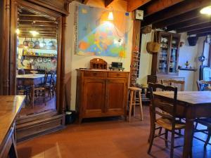 Restaurace v ubytování Agréable maison de famille + 17 fotografií