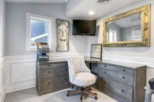 een thuiskantoor met een bureau en een spiegel bij Sunrise to Sunset Waterfront Retreat in Milford