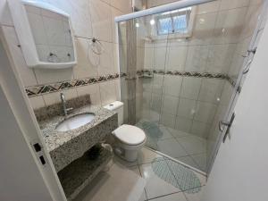 ein Badezimmer mit Waschbecken, Toilette und Dusche in der Unterkunft Residencial Elsa Tarcila in Bombinhas + 48 Fotos