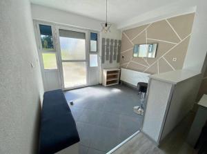 una stanza vuota con una scala e una stanza con una scrivania di Villa Lilak a Bihać