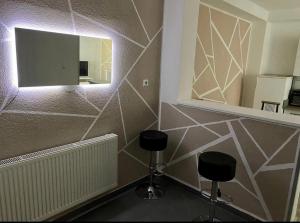 una stanza con due sgabelli e uno specchio a muro di Villa Lilak a Bihać