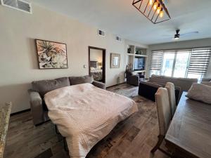 佩尼亚斯科港Caracoles Paradise的带沙发和桌子的客厅