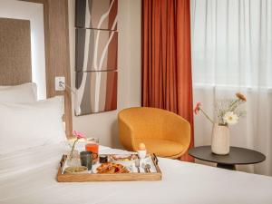 Giường trong phòng chung tại Novotel Lyon Centre-Confluence Bord de Saone +85 ảnh