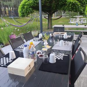 ein Tisch mit einer schwarzen Tischdecke und einer Kiste darauf in der Unterkunft chambre plan d eau in Saint-Biez-en-Belin + 5 Fotos