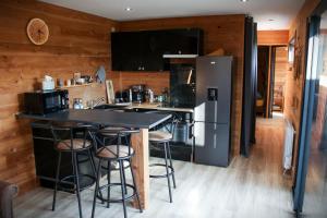 Kuchyň nebo kuchyňský kout v ubytování Chalet moderne, Jacuzzi & Cinéma