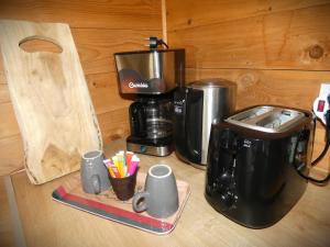 Příslušenství pro přípravu čaje a kávy v ubytování Chalet moderne, Jacuzzi & Cinéma