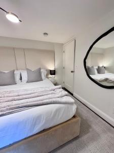 ダロネガにあるFarmhouse at Montaluce Winery-2 Restaurants- Fast WIFI-Free Park-Hike-Weddingsの大きなベッドと鏡のある寝室