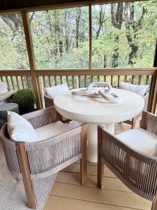 ダロネガにあるFarmhouse at Montaluce Winery-2 Restaurants- Fast WIFI-Free Park-Hike-Weddingsの白いテーブルと椅子