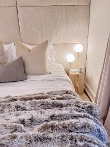 ダロネガにあるFarmhouse at Montaluce Winery-2 Restaurants- Fast WIFI-Free Park-Hike-Weddingsのベッドルーム1室(ベッド1台、グレーの毛布付) +10枚の写真