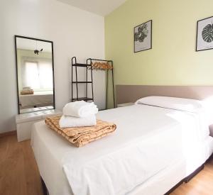 モンソンにあるÁtico en Monzónのタオルが敷かれたベッドのある寝室