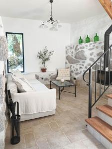 a living room with a bed and a staircase at Casa do Velho Vinhateiro in Gagos
