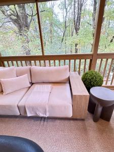 ダロネガにあるFarmhouse at Montaluce Winery-2 Restaurants- Fast WIFI-Free Park-Hike-Weddingsのソファとテーブルのあるリビングルーム