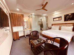 TV/trung tâm giải trí tại Quiet Edge Resort A Luxury Room With Balcony By Anvi Retreat