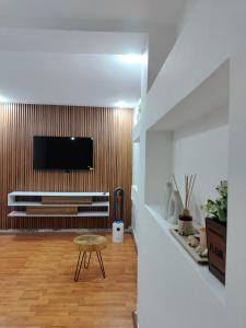 ein Wohnzimmer mit einem Fernseher an der Wand in der Unterkunft Akwaba lodge in Salé + 69 Fotos