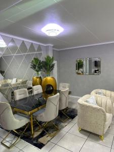 Photo de la galerie de l'établissement MOJ investment 3 bedrooms apartment, à Vosburg