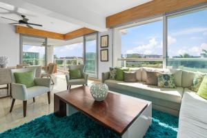 ein Wohnzimmer mit Sofa und Tisch in der Unterkunft Condo en Nuevo Vallarta con acceso a playa in Mezcales