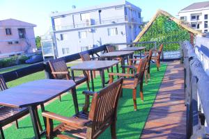 贝拉HOTEiL MONTE VILLAGE的露台上摆放着一排木桌椅