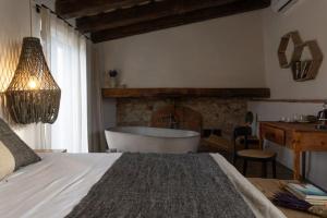 Postel nebo postele na pokoji v ubytování Mas Escarrà