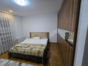 Postel nebo postele na pokoji v ubytování Fejzullahu Apartment