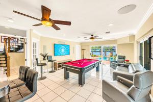 Χώρος καθιστικού στο Waterfront Heated Pool Canal View Access Coastal Key VlLLAS