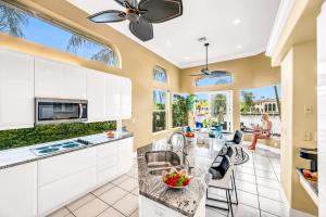 Αίθριο ή υπαίθριος χώρος στο Waterfront Heated Pool Canal View Access Coastal Key VlLLAS