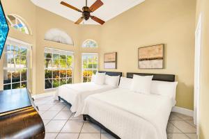 Ένα ή περισσότερα κρεβάτια σε δωμάτιο στο Waterfront Heated Pool Canal View Access Coastal Key VlLLAS +29 φωτογραφίες