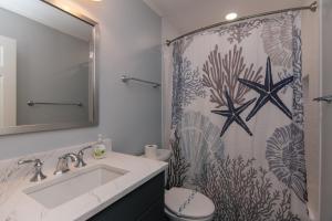 een badkamer met een wastafel en een douchegordijn bij Beach Blessing in Edisto Island +54 foto's