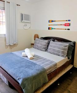 カボ・フリオにあるtemporada praia do forte cabo frioのベッドルーム1室(大型ベッド1台、枕2つ付)