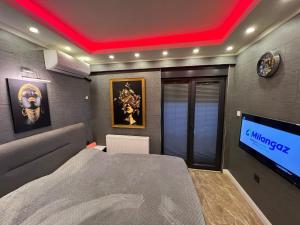 A television and/or entertainment centre at LEVENT PALACE REZİDANS