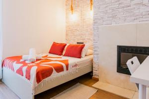 Un dormitorio con una cama y una chimenea. en Quartos da Expo, en Lisboa