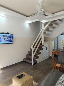 カボ・フリオにあるtemporada praia do forte cabo frioのリビングルーム(階段、テレビ付) +24枚の写真